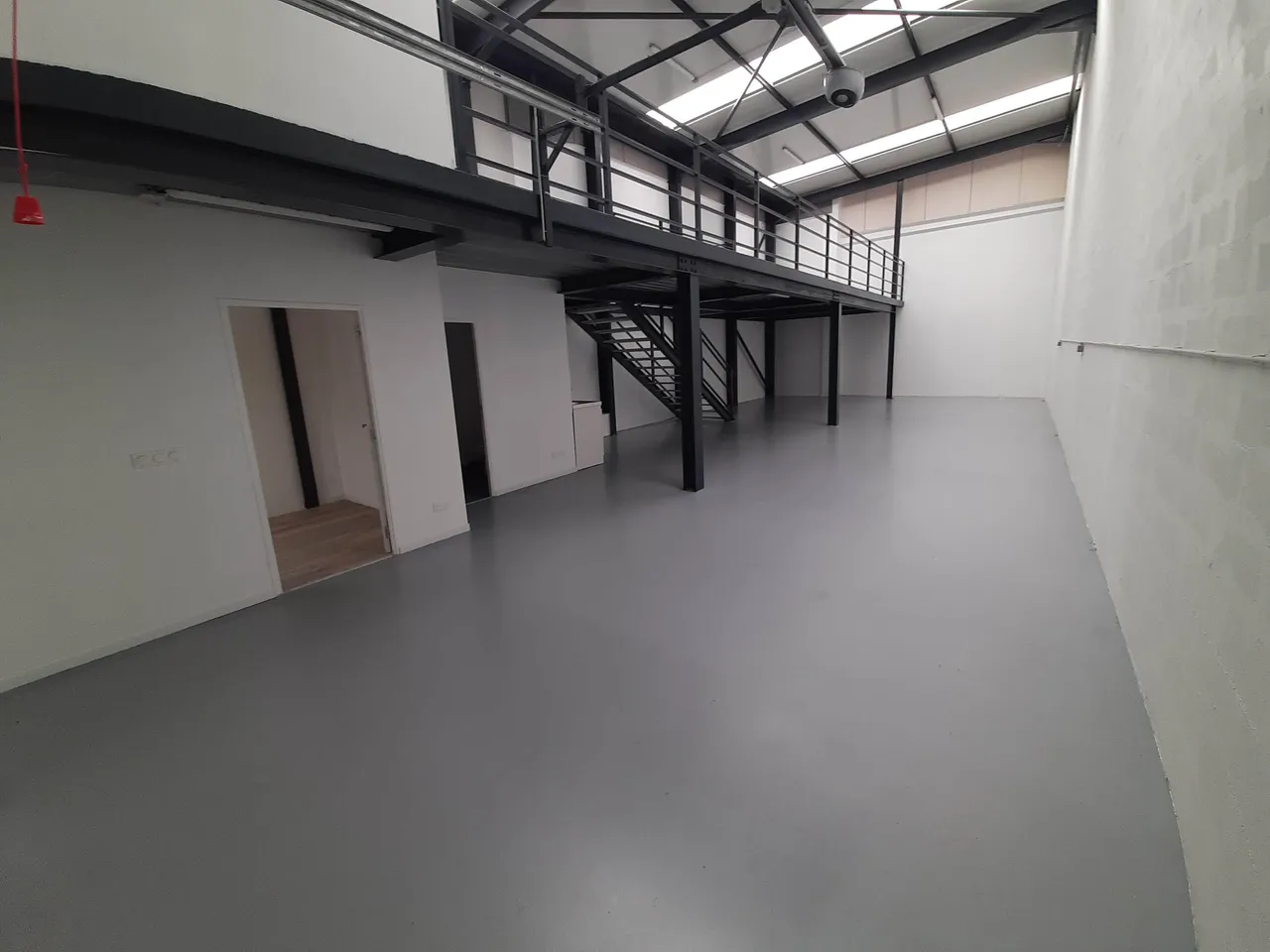logistics - Light Industrial Premises / Offices For Rent - gallery - 2