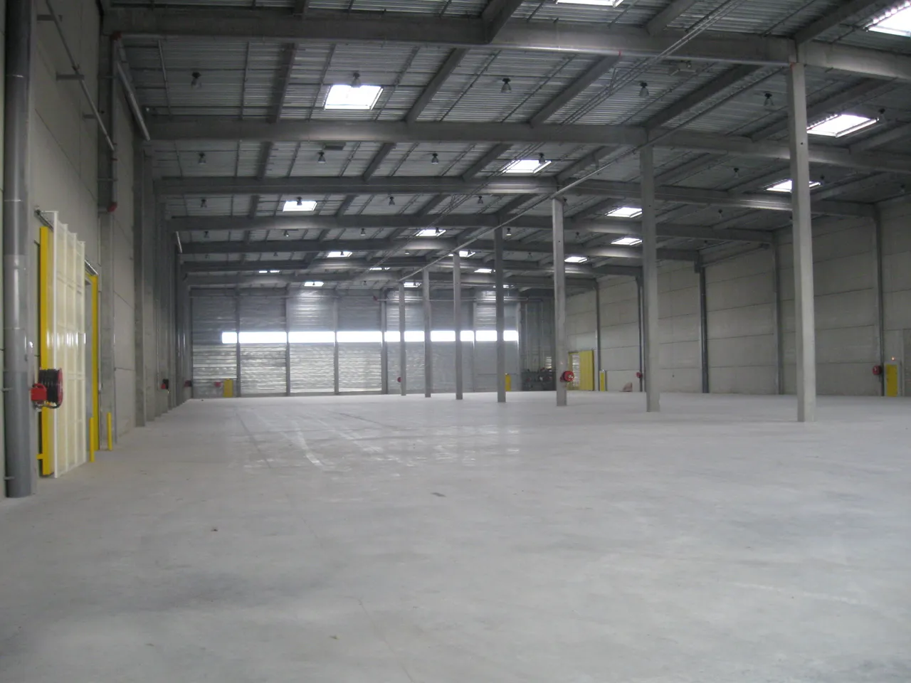 logistics - Logistics Warehouse For Rent - gallery - 3