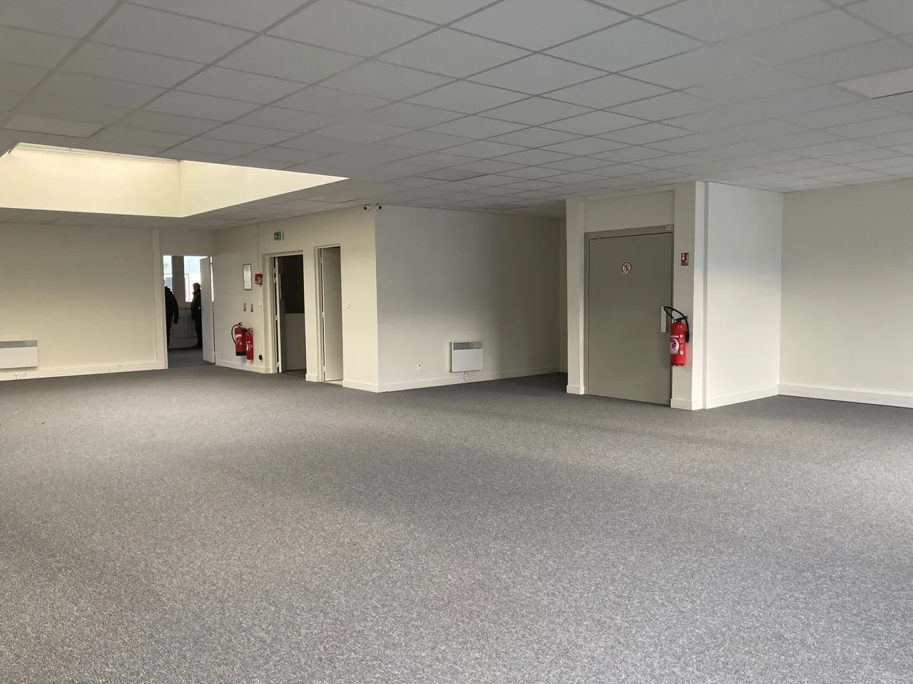 logistics - Mixed Light Industrial Premises / Offices For Rent - gallery - 10