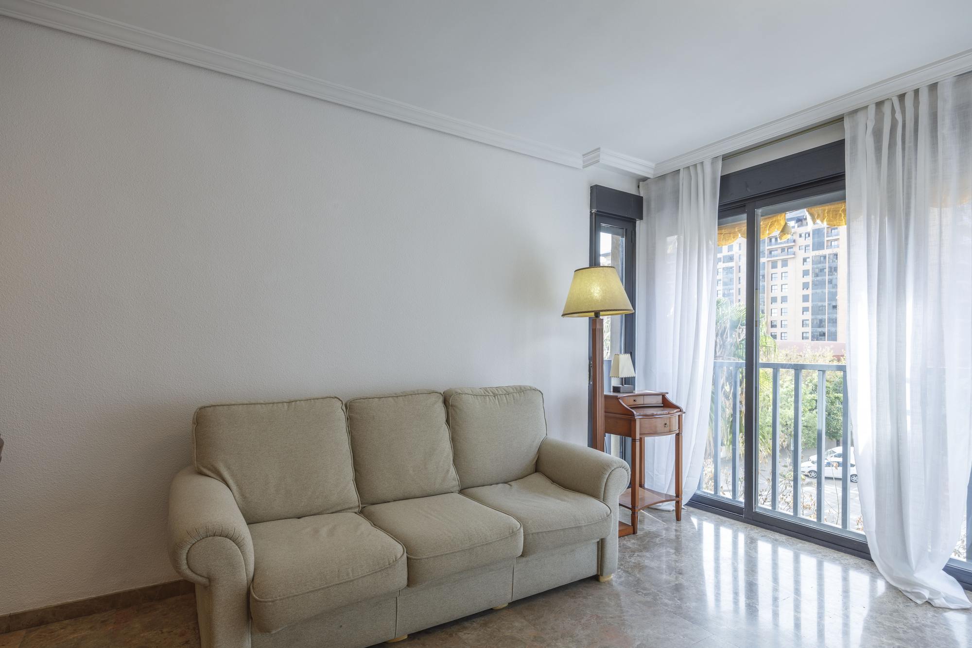 living - 98m² apartment for rent in Ciudad de las Ciencias, Valencia - gallery thumbnail - 5