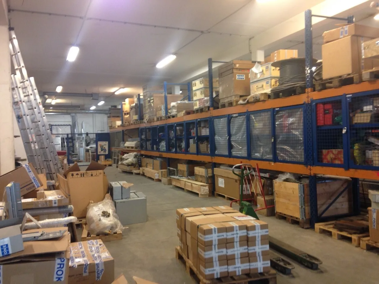 logistics - Mixed Light Industrial Premises / Offices For Rent - gallery - 2