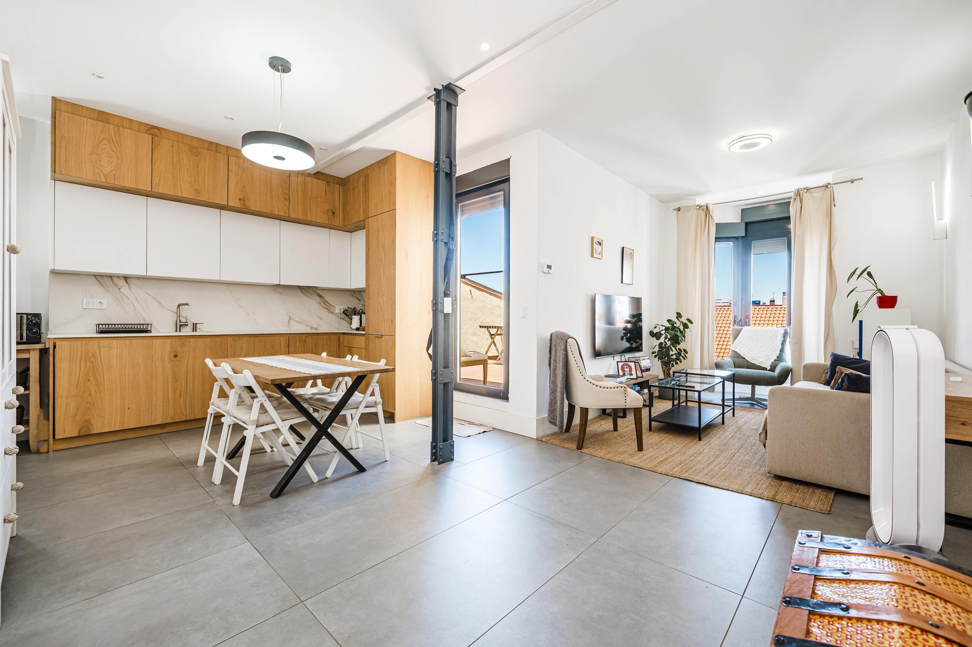 living - 56m² penthouse with 16m² terrace for sale in Malasaña - featured
