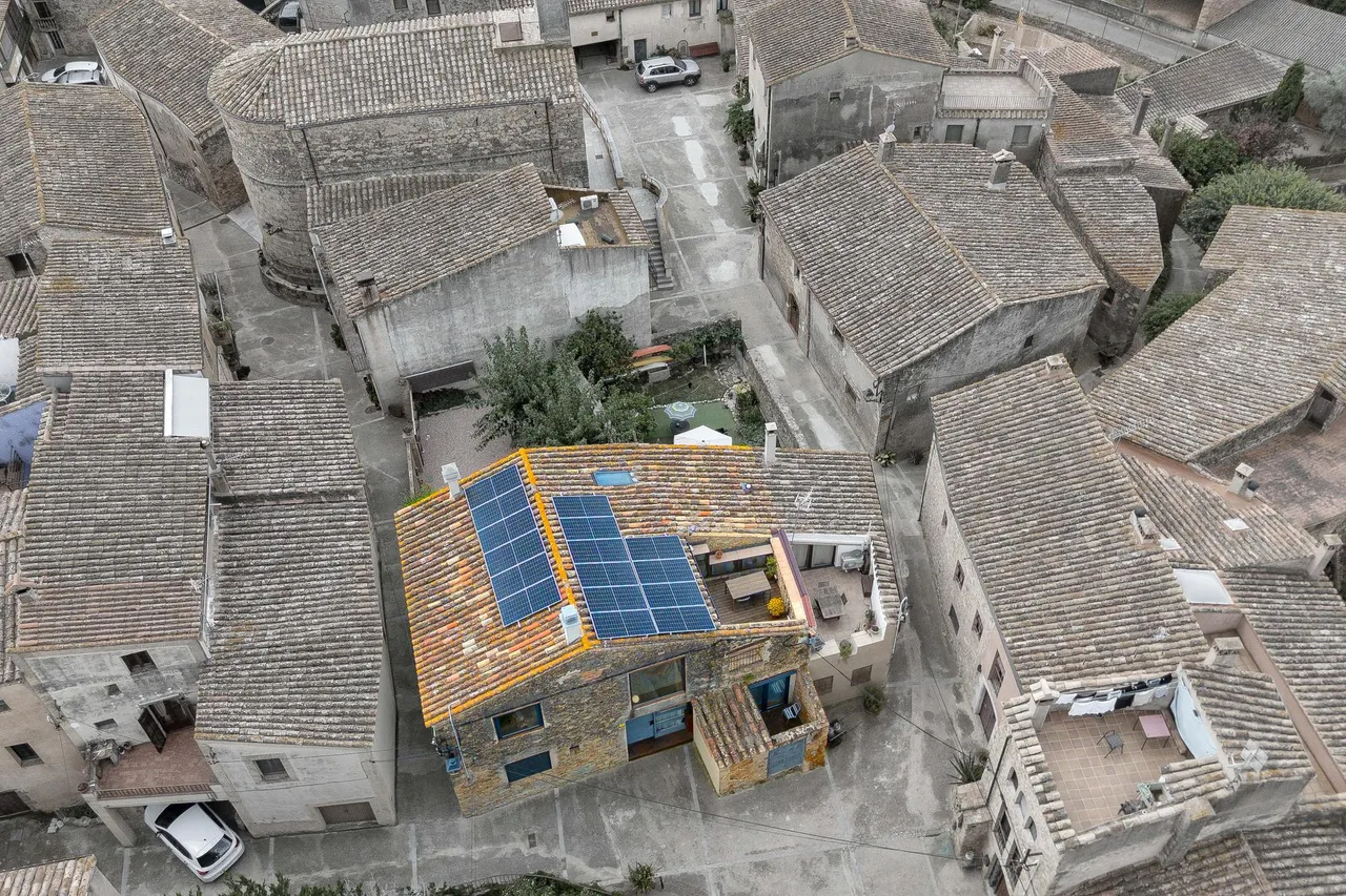 living - Casa rural de 240m² con 15m² terraza en venta en Alt Empordà - Plano del piso - 1