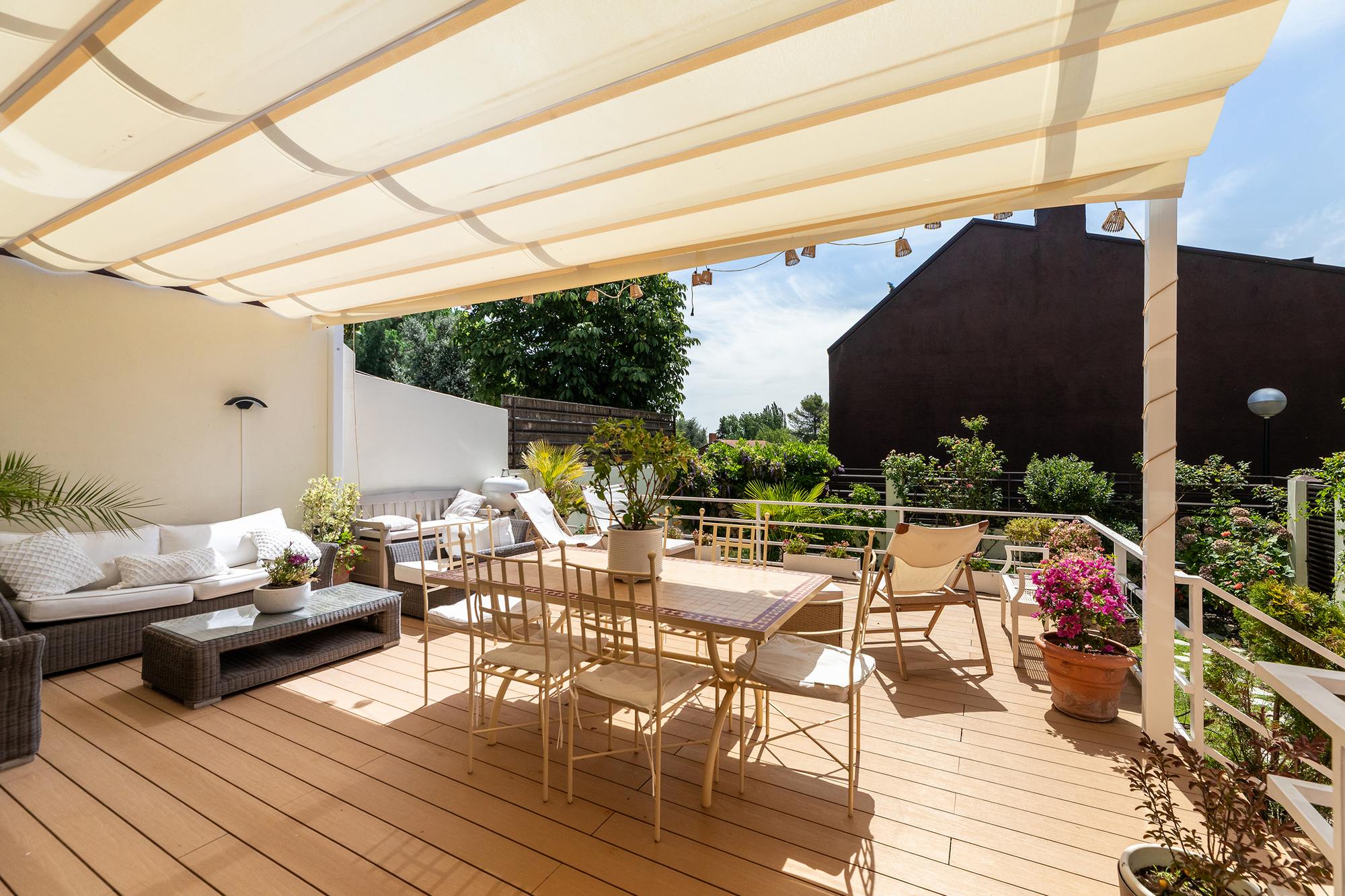 living - Casa / villa de 350m² con 50m² de jardín en venta en Majadahonda - featured