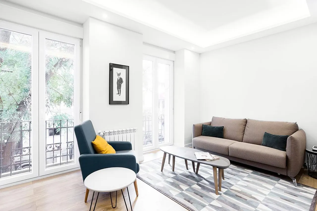 living - Piso de 91m² en alquiler en Almagro, Madrid - gallery - 3