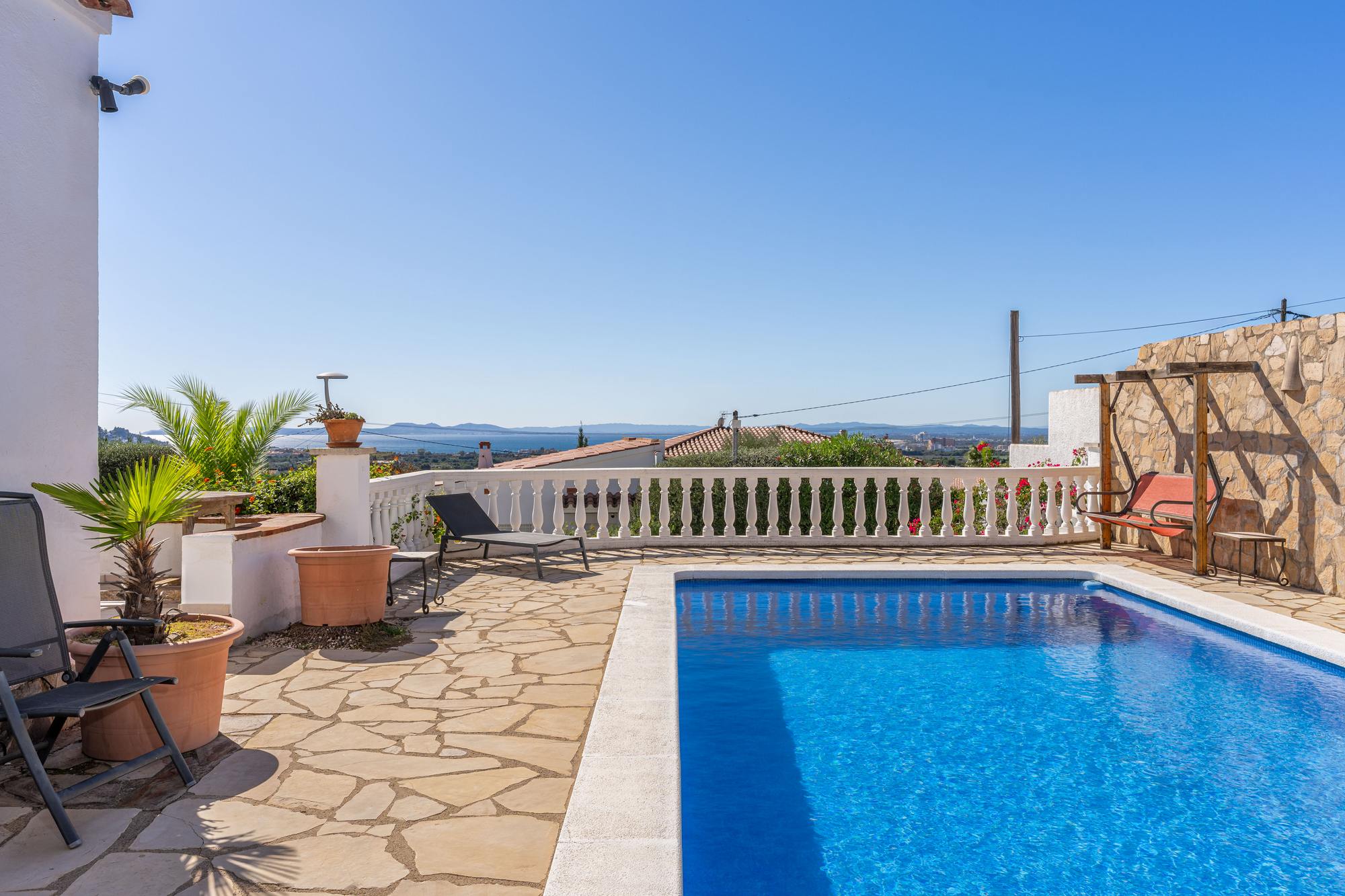 living - Casa / villa de 290m² con 57m² terraza en venta en Bahía de Rosas - gallery thumbnail - 1