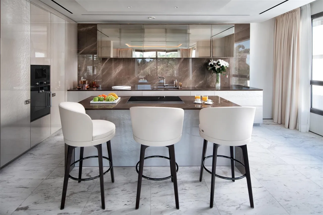 living - New Development of luxury apartments with private pools for sale in a highly sought after area on the Golden Mile in Marbella, with tropical communal gardens and pools. - gallery - 7