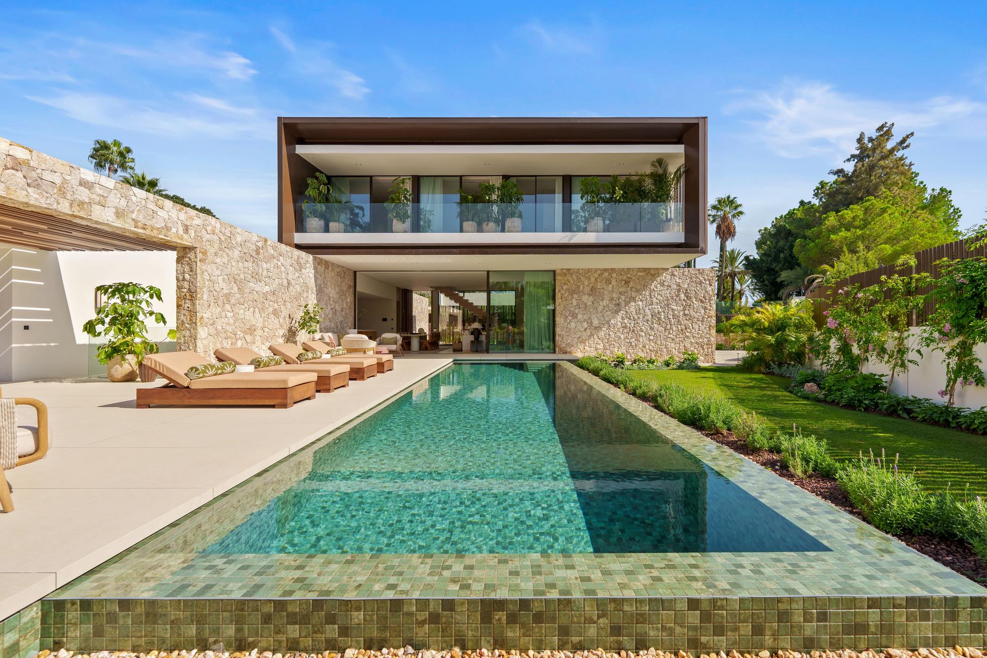 living - 1,010m² house / villa with 600m² garden for sale in Golden Mile - gallery thumbnail - 1