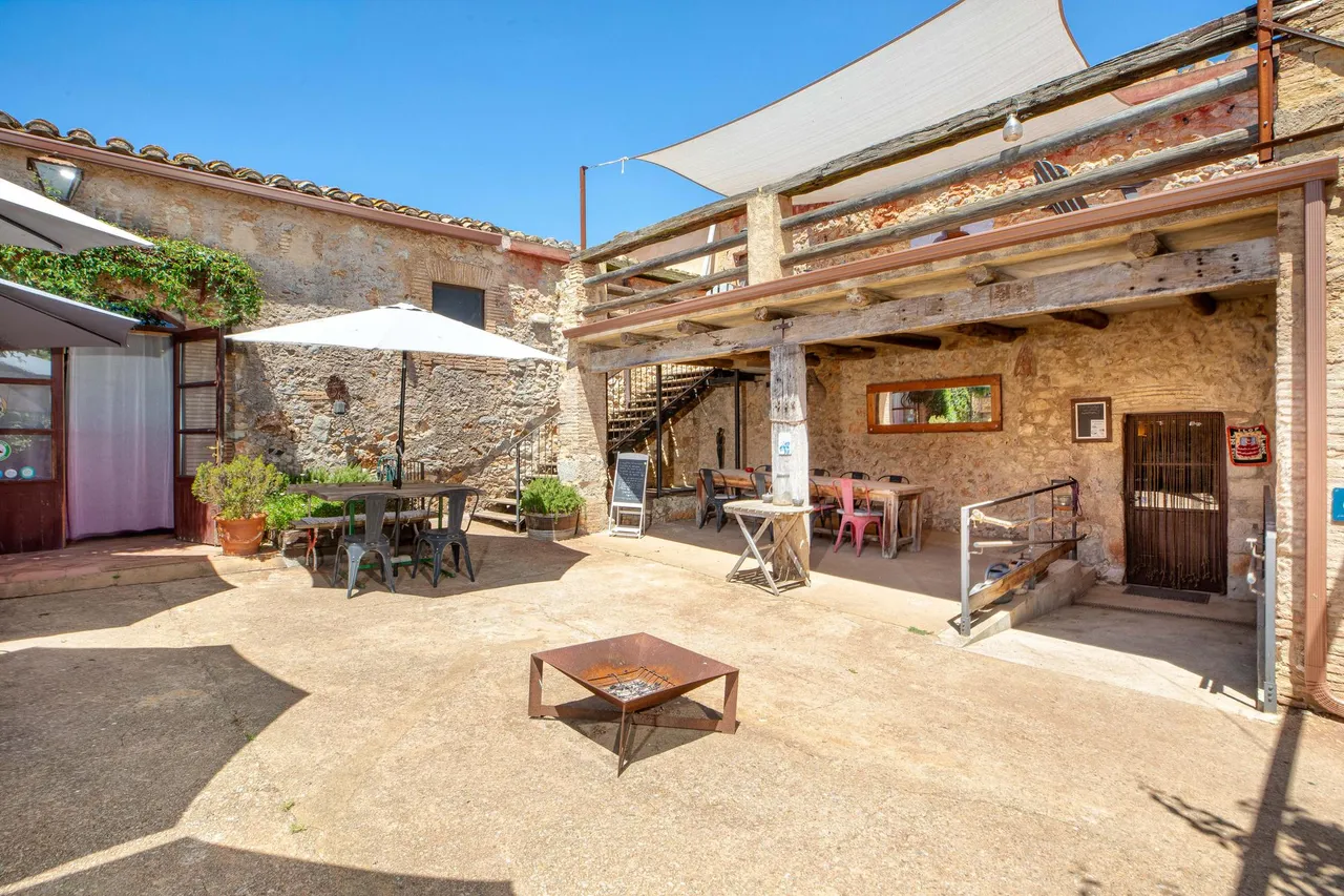 living - Casa rural de 1,385m² en venta en Baix Empordà, Girona - gallery - 6