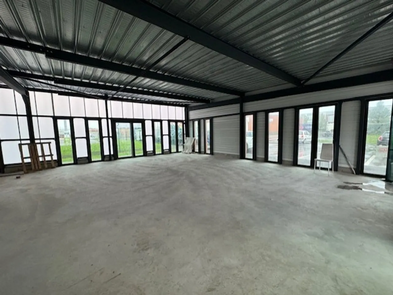 logistics - Mixed Light Industrial Premises / Offices For Rent - gallery - 3