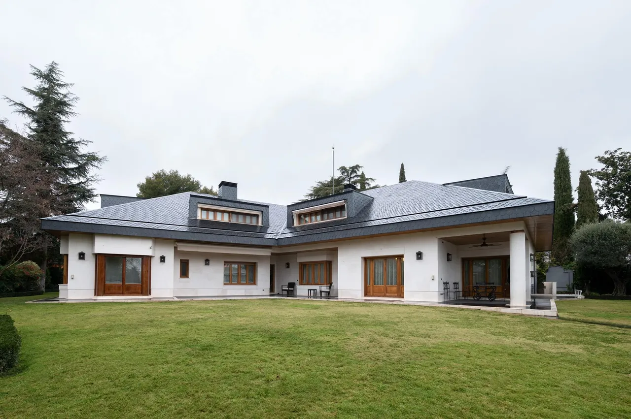 living - Casa / villa de 1,035m² en venta en Conde de Orgaz y Piovera - gallery - 2