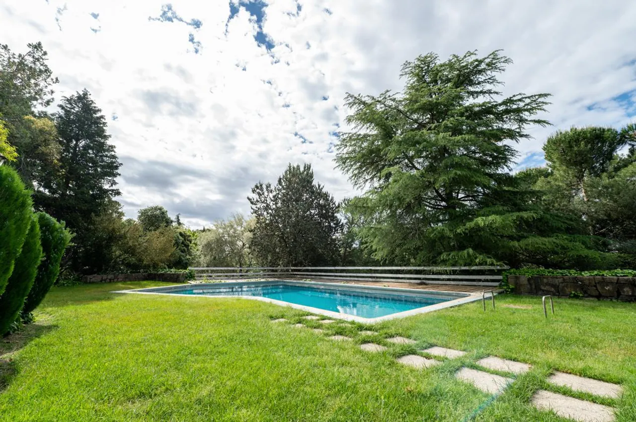 living - Casa / villa de 1,600m² en venta en La Moraleja Urbanización - gallery - 6