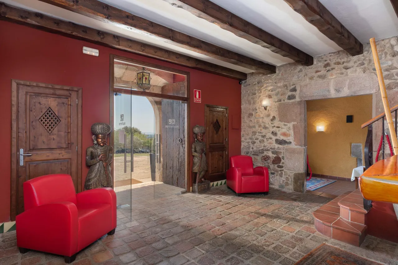 living - Casa rural de 1,779m² en venta en El Gironés, Girona - gallery - 9