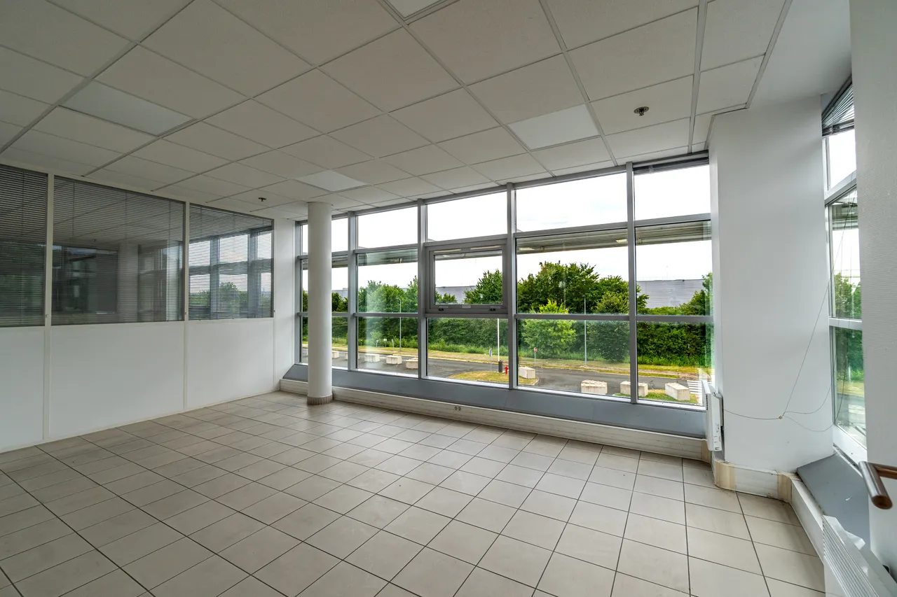 logistics - Logistics Warehouse For Rent - gallery - 9