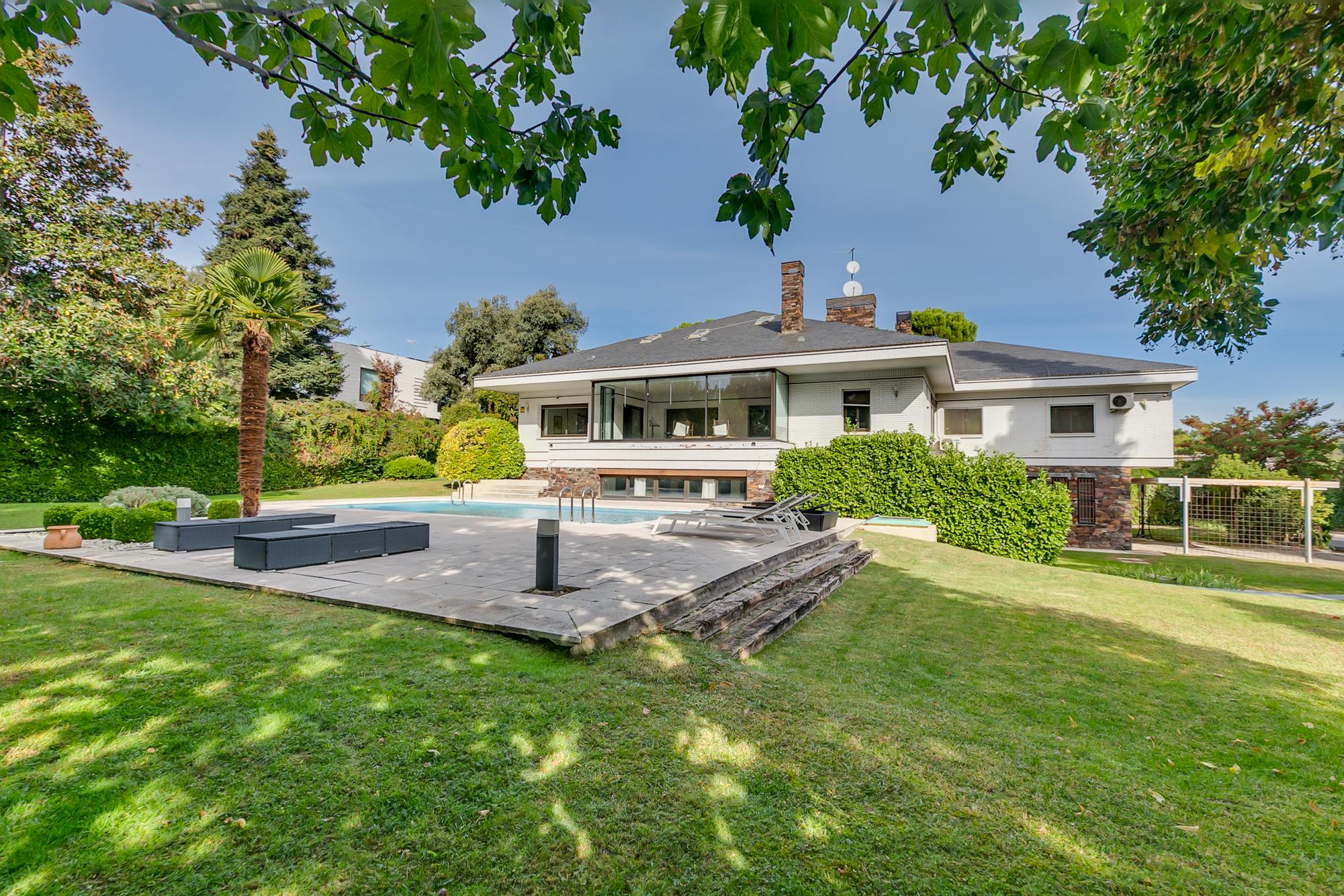 living - 600m² house / villa for sale in La Moraleja Urbanización - gallery thumbnail - 6