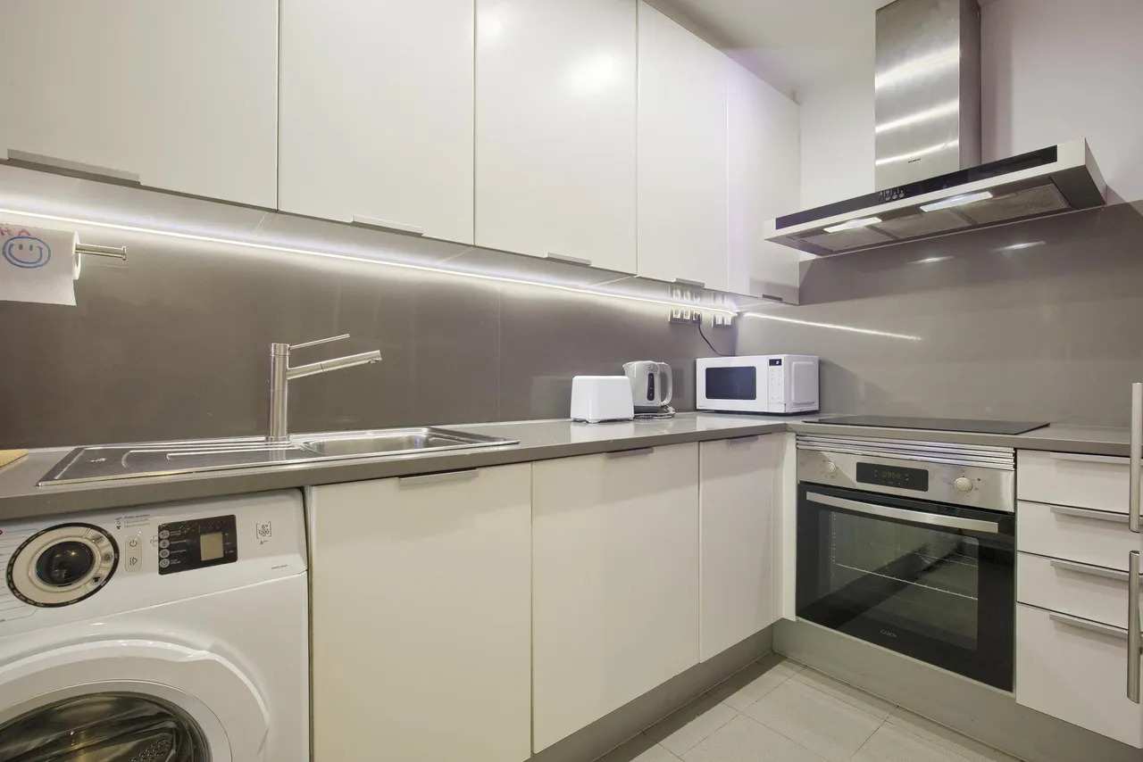 living - 60m² apartment for rent in Sanchinarro, Madrid - gallery - 8
