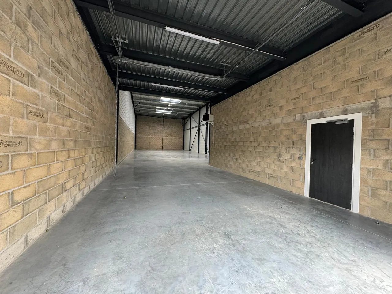 logistics - Light Industrial Premises / Offices For Sale - gallery - 2