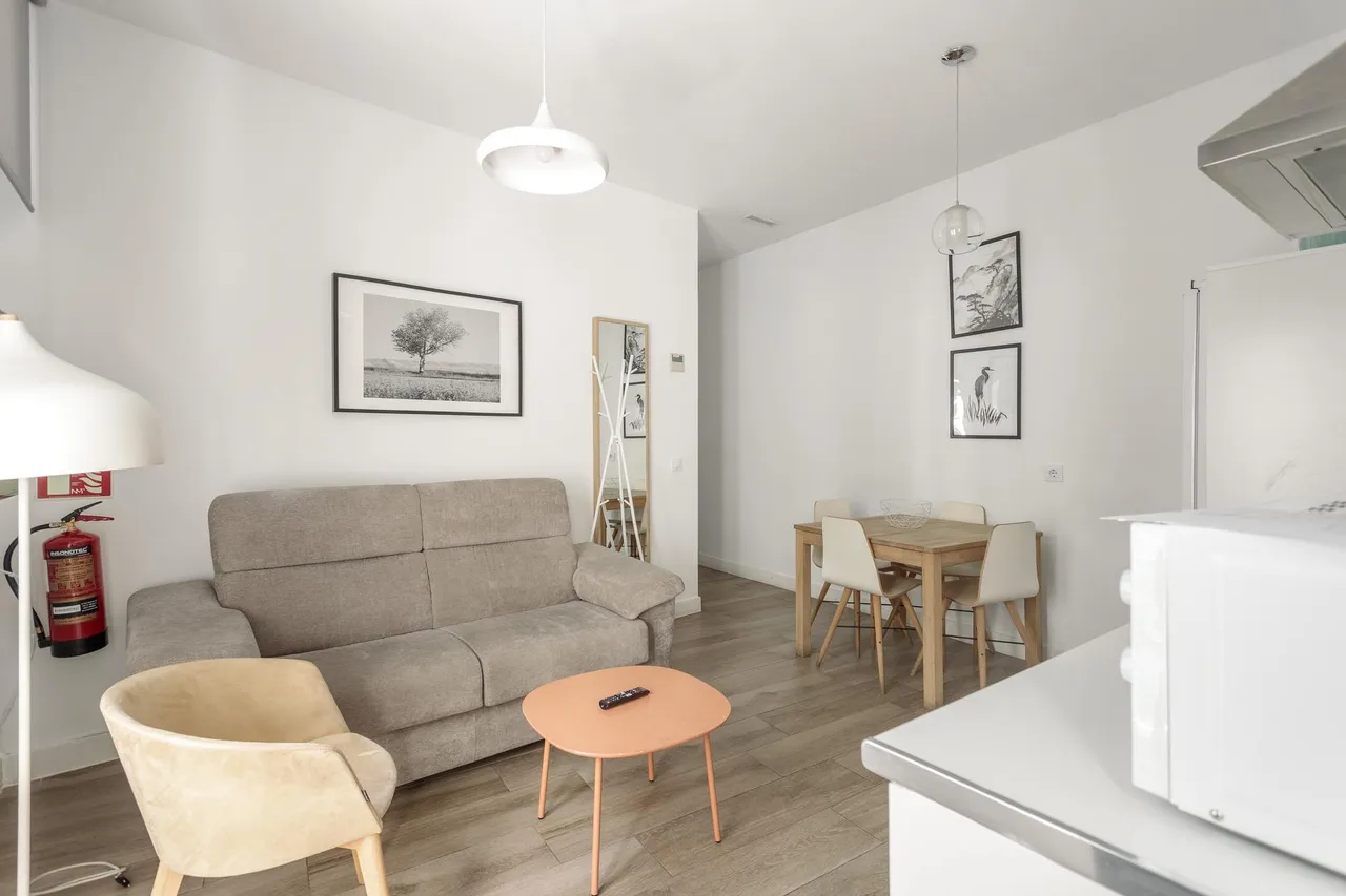 living - 93m² apartment for rent in Sol, Madrid - gallery - 2