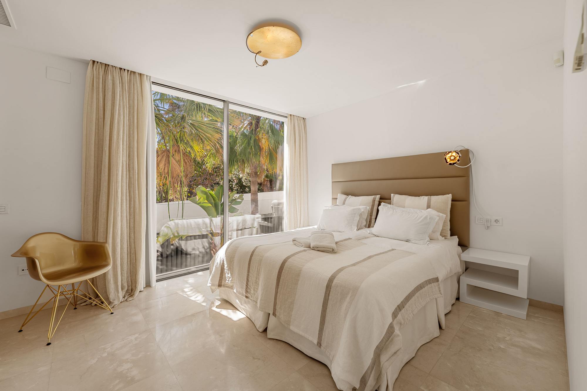 living - 676m² house / villa with 110m² terrace for sale in Nueva Andalucía - gallery thumbnail - 7
