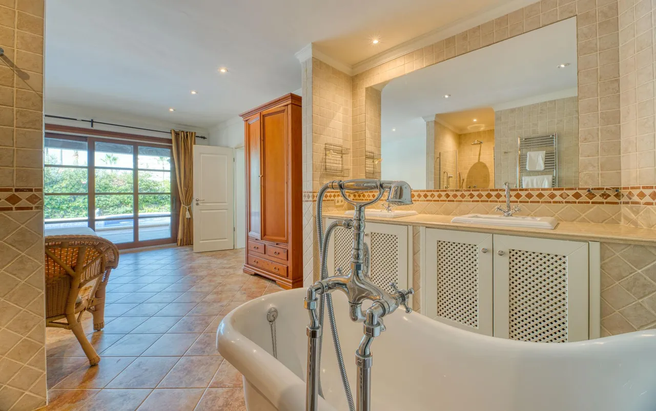 living - 751m² house / villa for sale in Costa d'en Blanes - gallery - 10