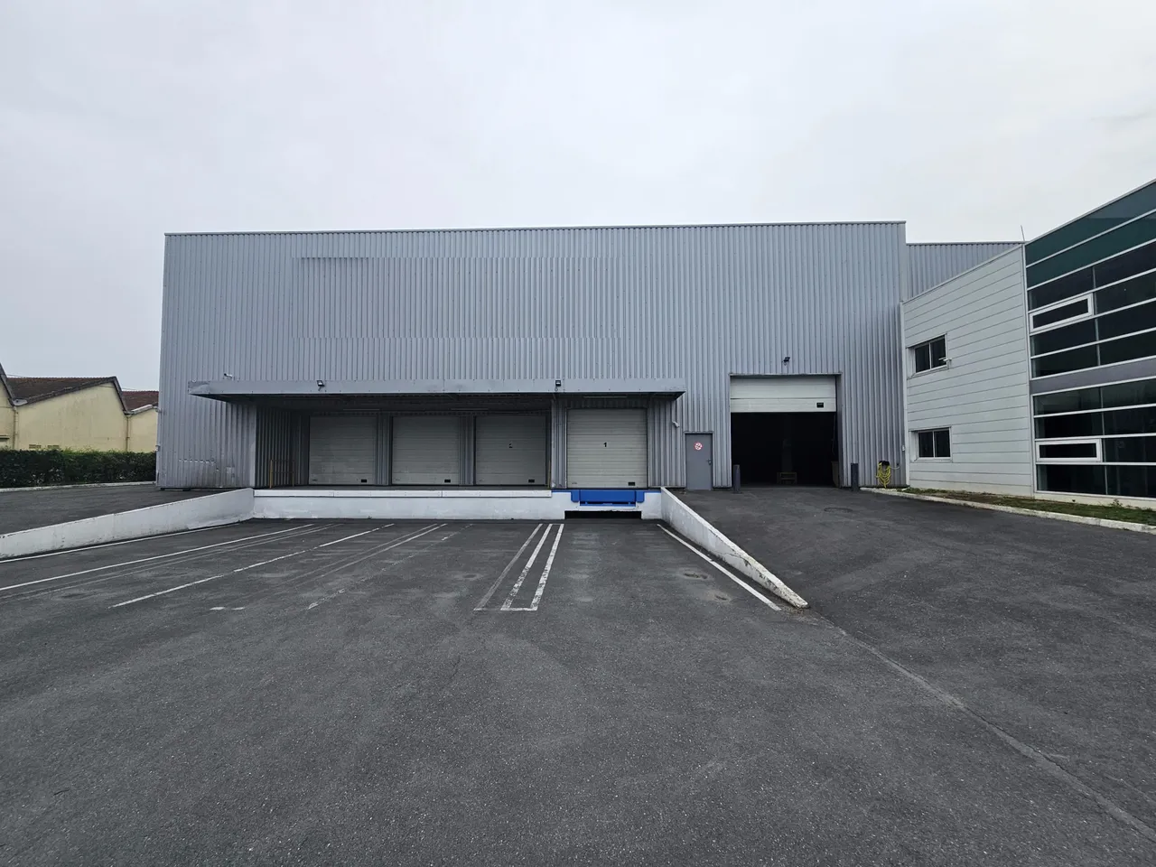 logistics - Entrepôt / Bureaux À Louer - gallery - 9