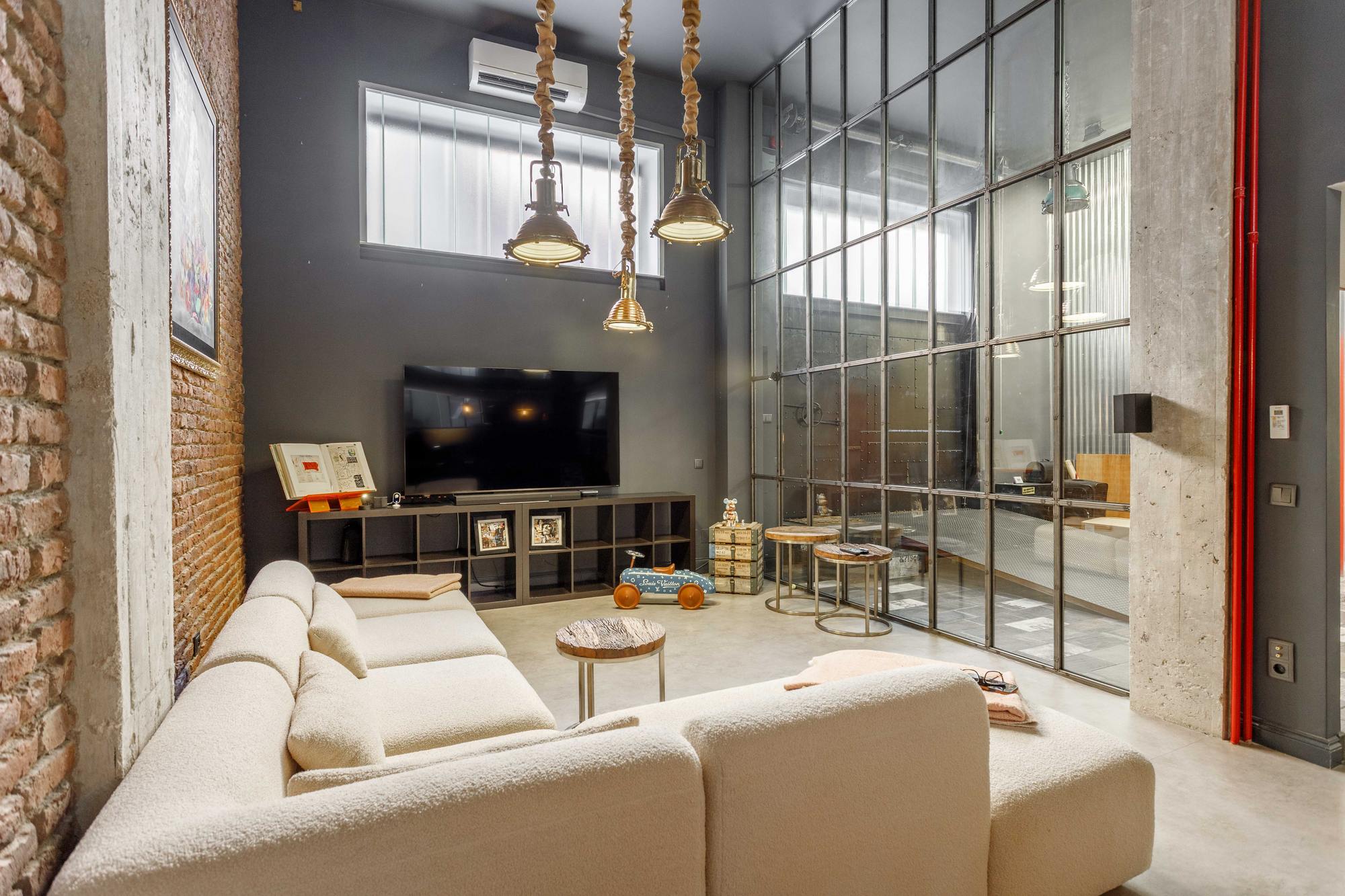 living - 225m² loft for rent in Embajadores, Madrid - featured