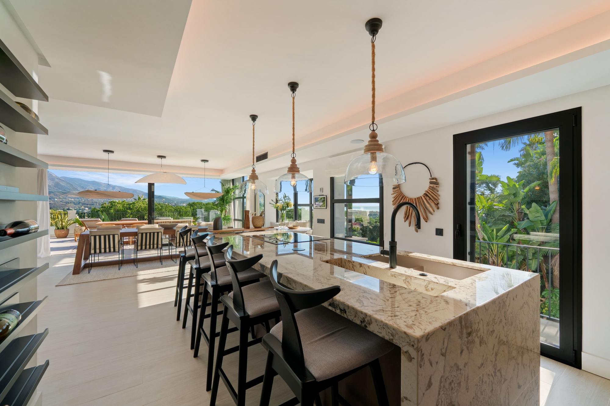 living - Casa / villa de 965m² con 177m² terraza en venta en Nueva Andalucía - gallery thumbnail - 9