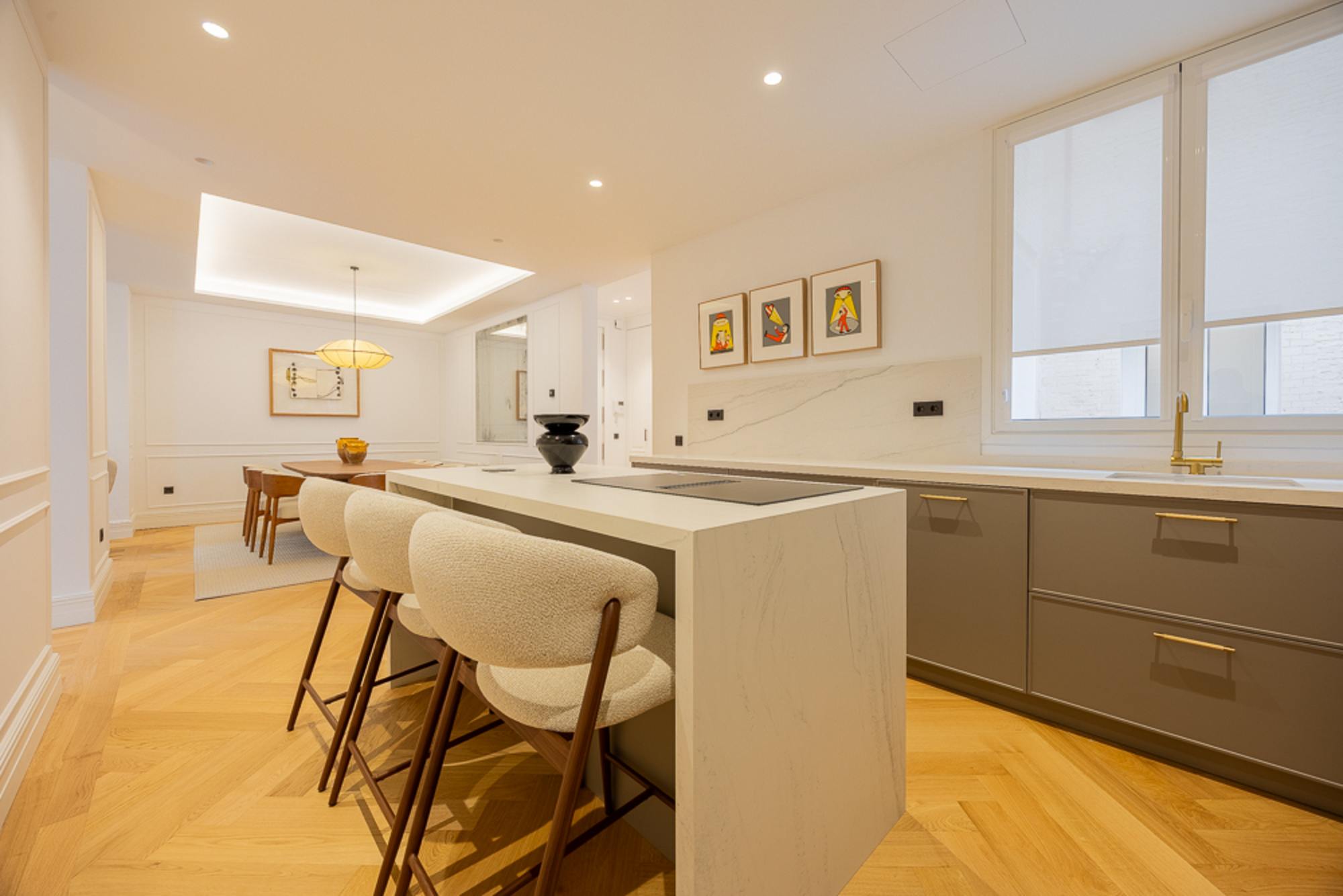 living - Piso de 245m² en venta en Almagro, Madrid - gallery thumbnail - 6