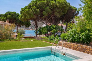 living - 285m² house / villa for sale in Llanca, Costa Brava - featured