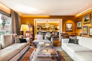 living - Piso de 376 m² en venta en Tres Torres, Barcelona - featured