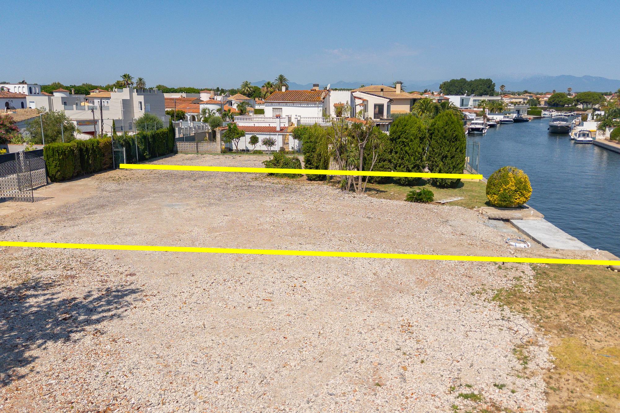living - Parcela de 500m² en venta en Empuriabrava, Costa Brava - gallery thumbnail - 3