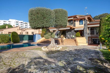 living - Casa / villa de 584m² en venta en Lloret de Mar - featured
