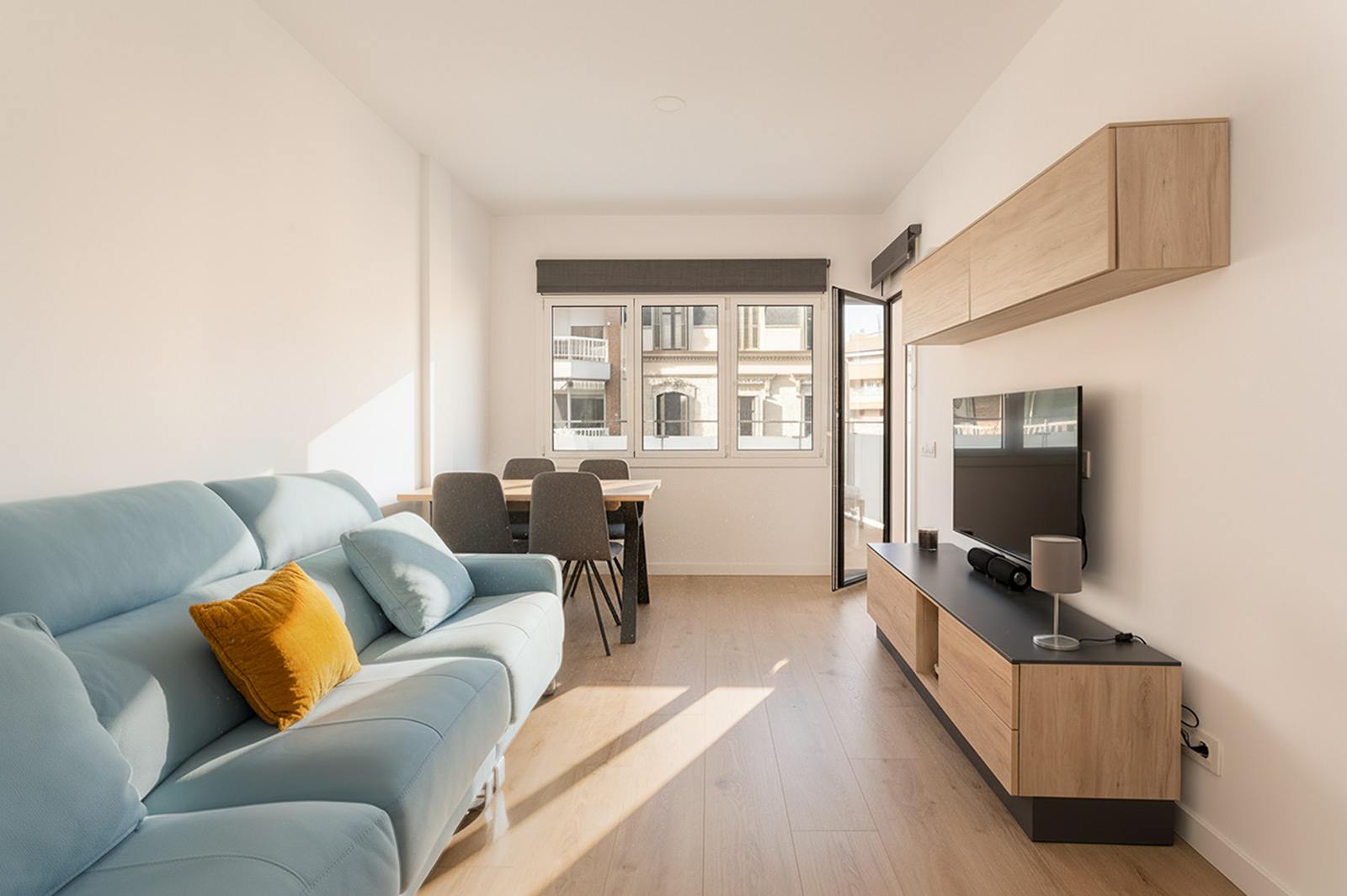 living - Piso de 83m² en venta en Sant Antoni, Barcelona - featured