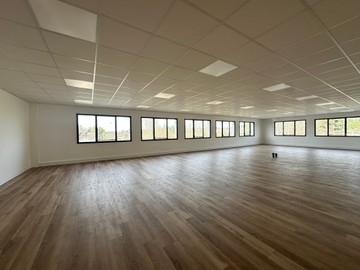 retail - Shop At The Foot Of The Building For Rent - featured