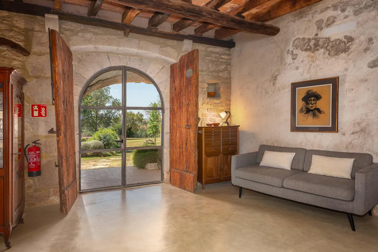 living - Casa rural de 1,196m² en venta en Pla de l'Estany, Girona - gallery - 2