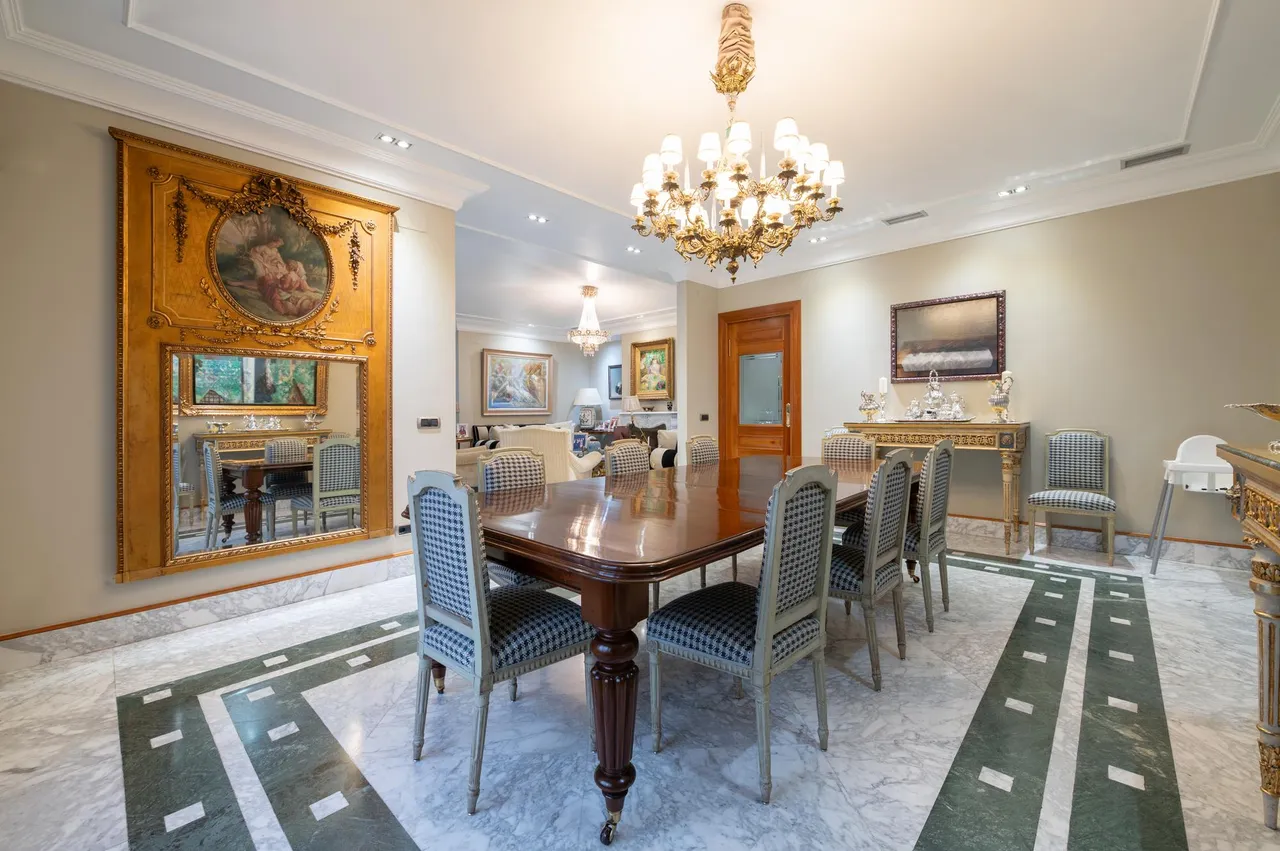 living - Casa / villa de 1,035m² en venta en Conde de Orgaz y Piovera - gallery - 7