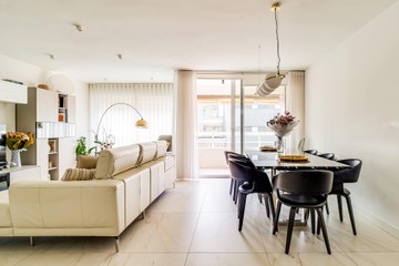 living - Piso de 137m² en venta en Les Corts, Barcelona - featured