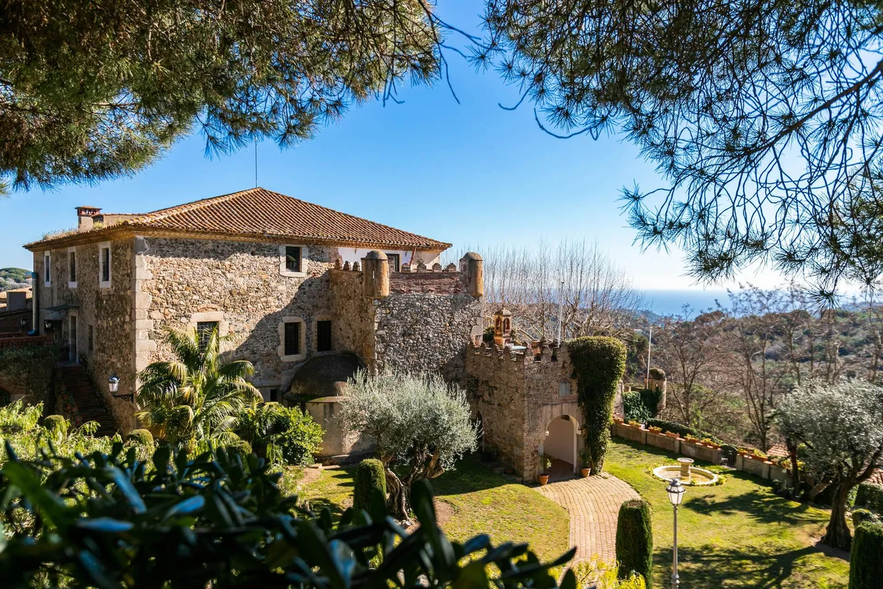 living - Castillo en venta en la costa de Barcelona - gallery - 2