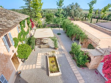living - Casa rural de 1,265m² en venta en Llucmajor, Islas Baleares - featured