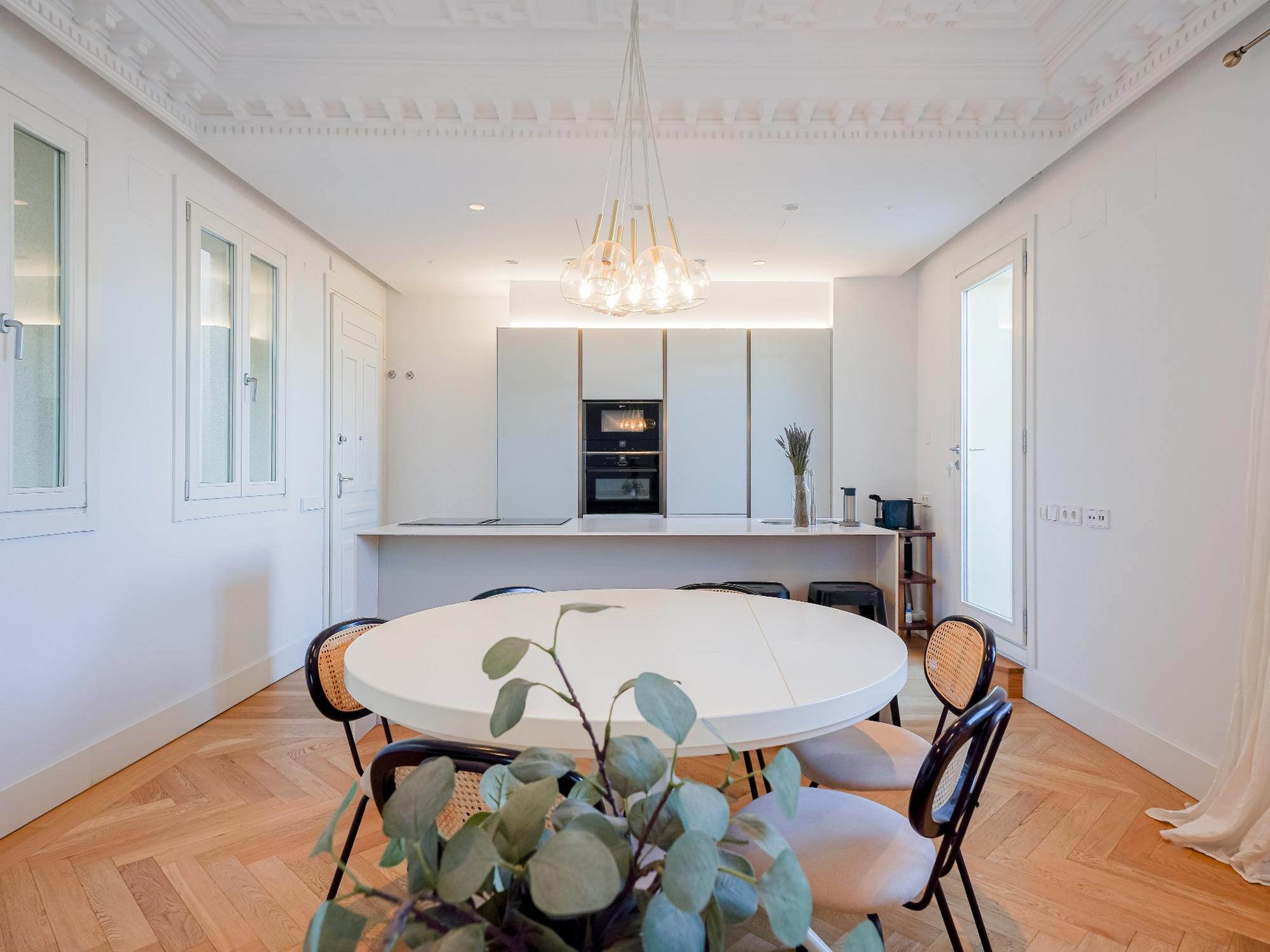 living - 130m² apartment for rent in Malasaña, Madrid - gallery - 8
