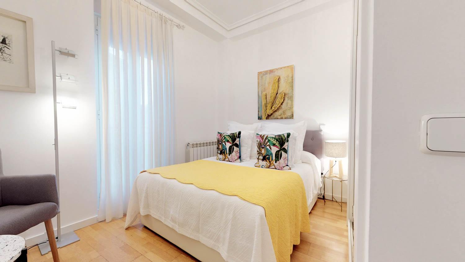 living - Piso de 60m² en alquiler en Cortes / Huertas, Madrid - gallery thumbnail - 5