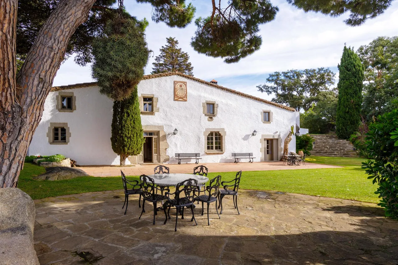 living - Masia de 1,037m² en venta en Sant Andreu de Llavaneres - gallery - 4
