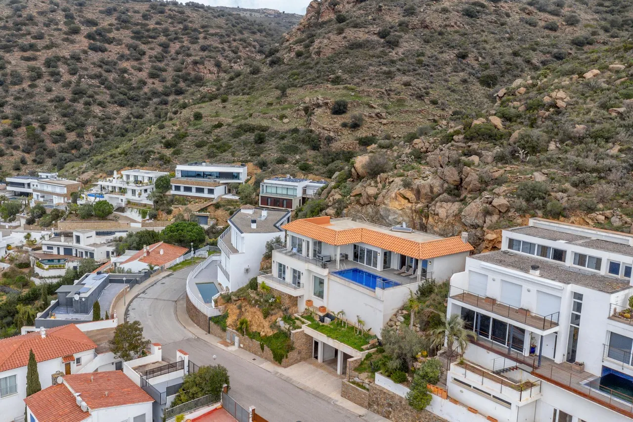 living - 384m² house / villa for sale in Bay of Roses, Costa Brava - gallery - 4