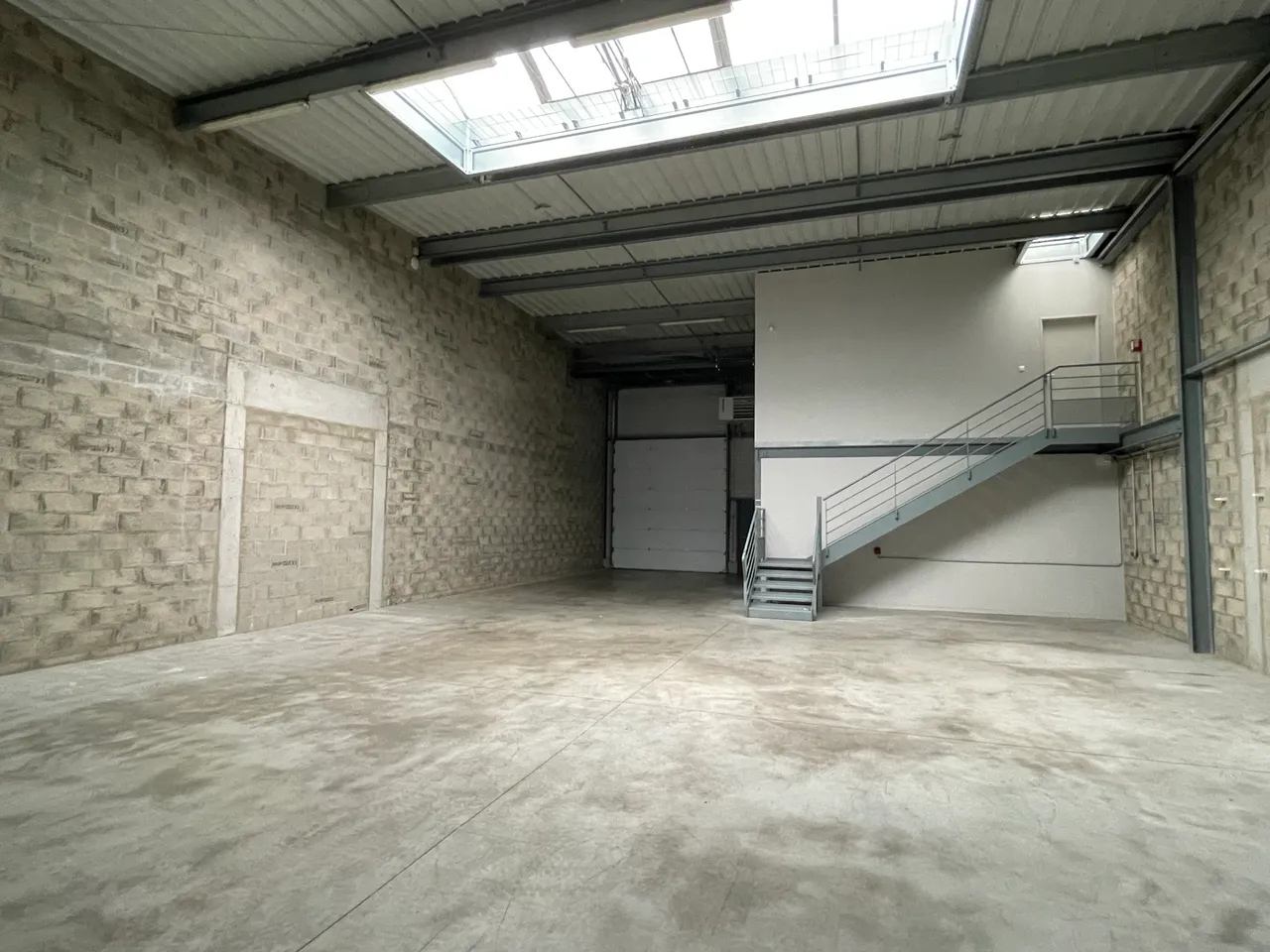 logistics - Local d’activités À Louer - gallery - 2