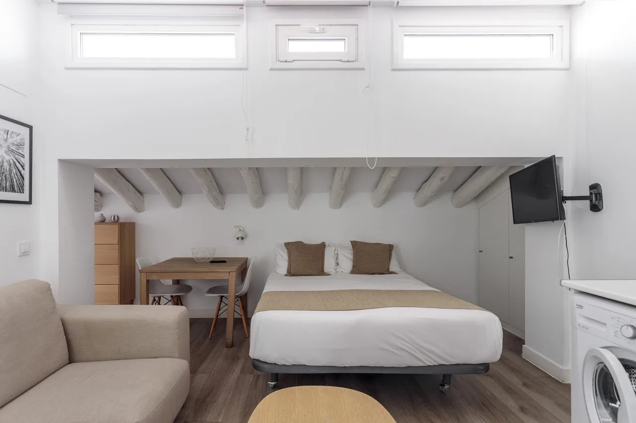 living - Piso de 35m² en alquiler en Sol, Madrid - gallery - 3