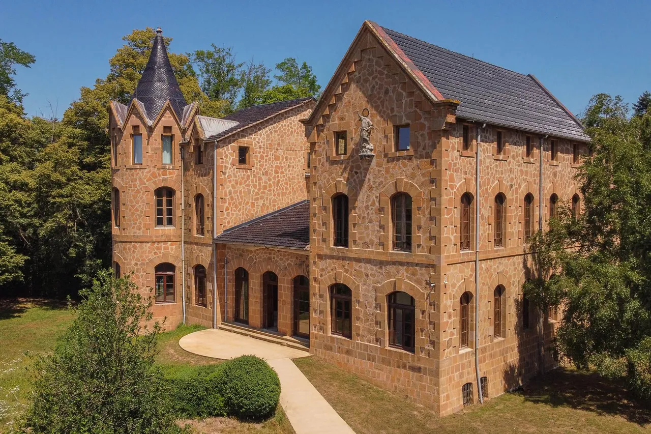 living - 1,966m² castle / palace for sale in La Selva, Girona - gallery - 3