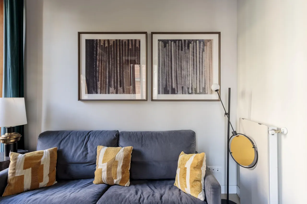 living - 85m² apartment for rent in Malasaña, Madrid - gallery - 3