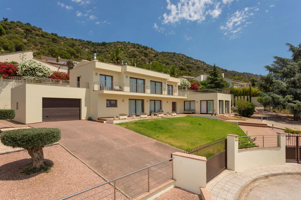 living - Casa / villa de 483m² en venta en Bahía de Rosas - gallery - 4