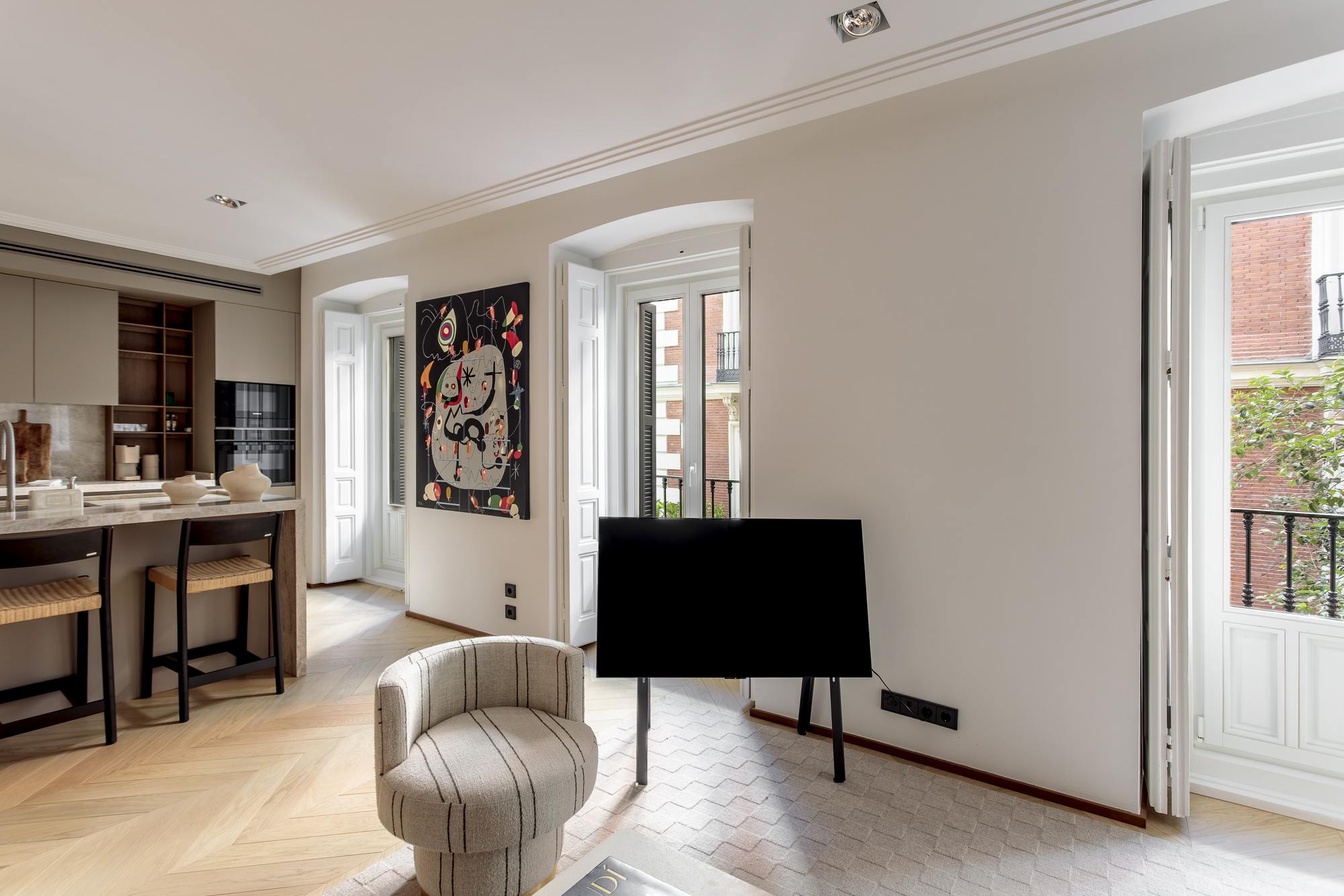 living - 156m² apartment for rent in Cortes / Huertas, Madrid - gallery thumbnail - 7
