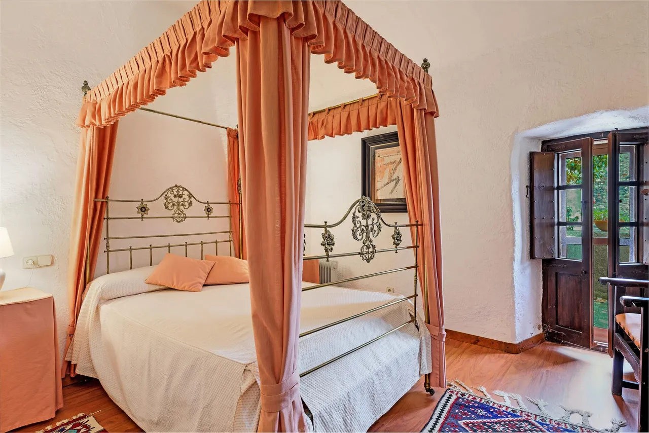 living - 515m² masia with 40m² garden for sale in Baix Empordà - gallery - 9